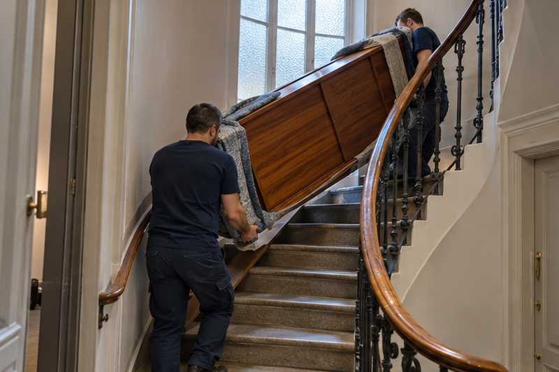 Bahut en teck sur sa tranche, pieds et portes coulissantes retirés